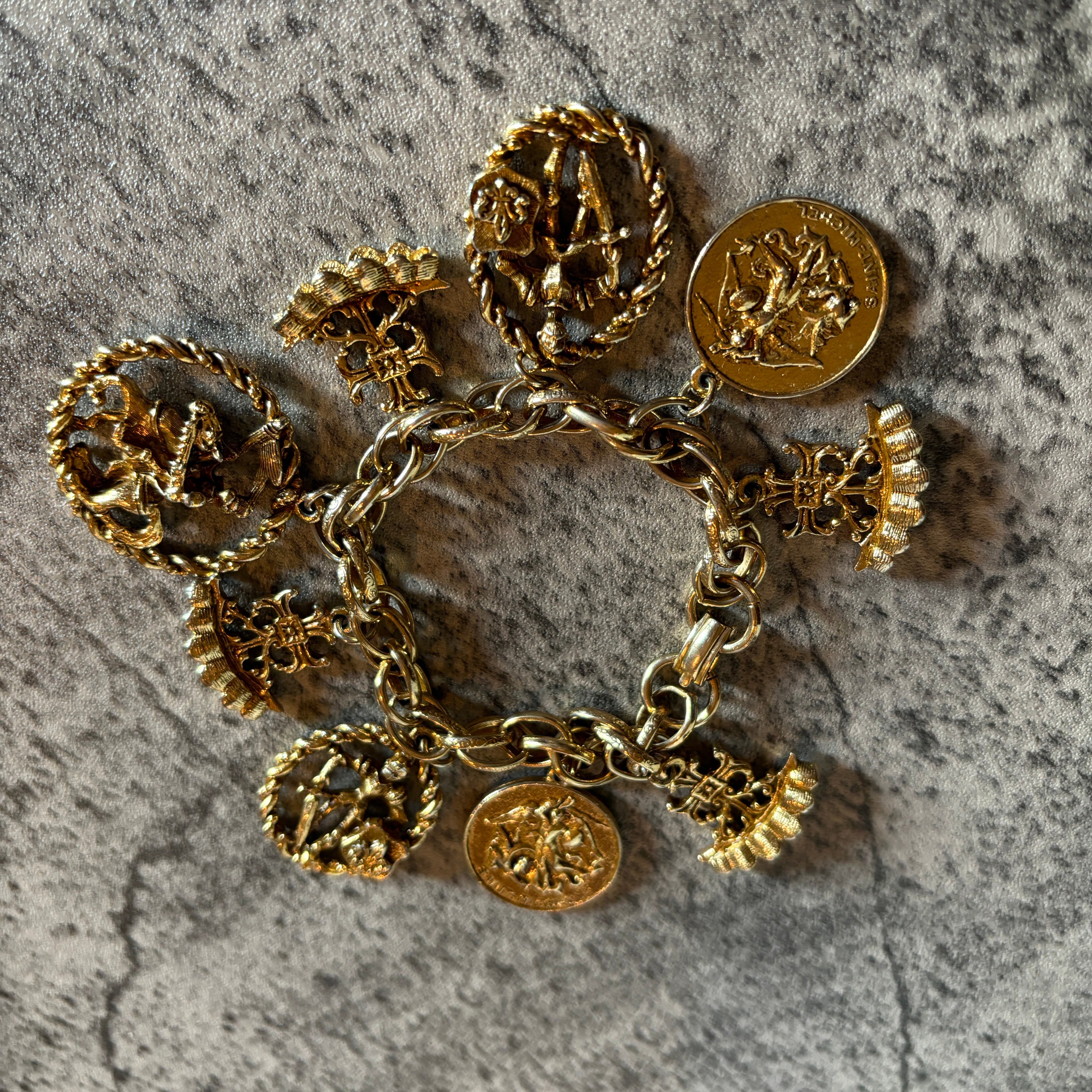 Un BRACELET VINTAGE en or jaune 15ct, comprenant une série de Un BRACELET VINTAGE en or jaune 15ct, comprenant une série de
