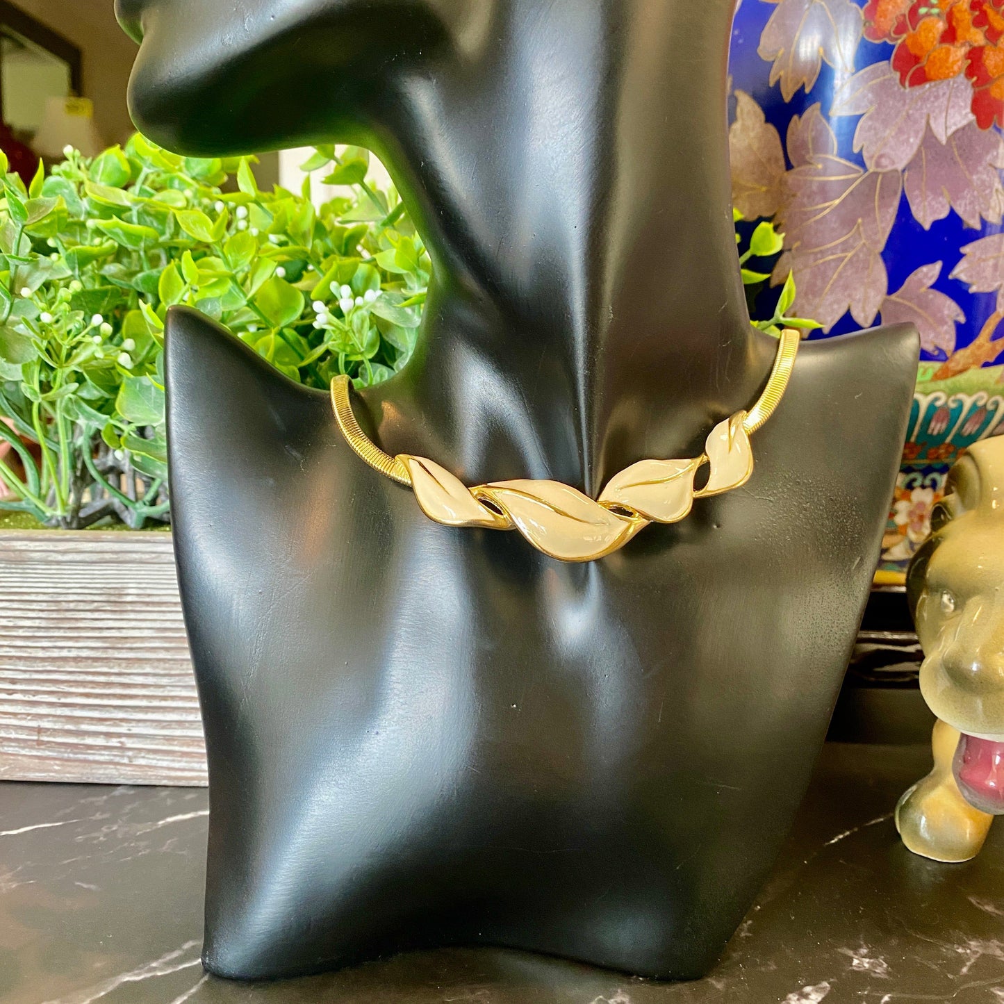 Leaf Motif Snake Chain Collar Necklace